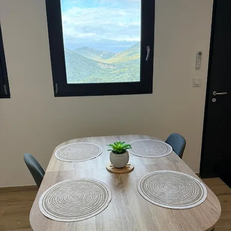 La Vue Des Chateaux *